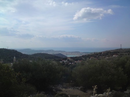  Από τα υψηλότερα σημεία του χωριού είναι ορατός ο κόλπος του Αργοστολίου και το Ιόνιο Πέλαγος στο βάθος. File:Faraklata view to Argostoli.JPG Ανέβηκε από την Saintfevrier Δημιουργήθηκε: 13 Νοεμβρίου 2011